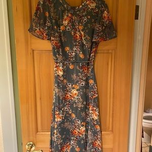 Gorgeous fall printed midi dress!